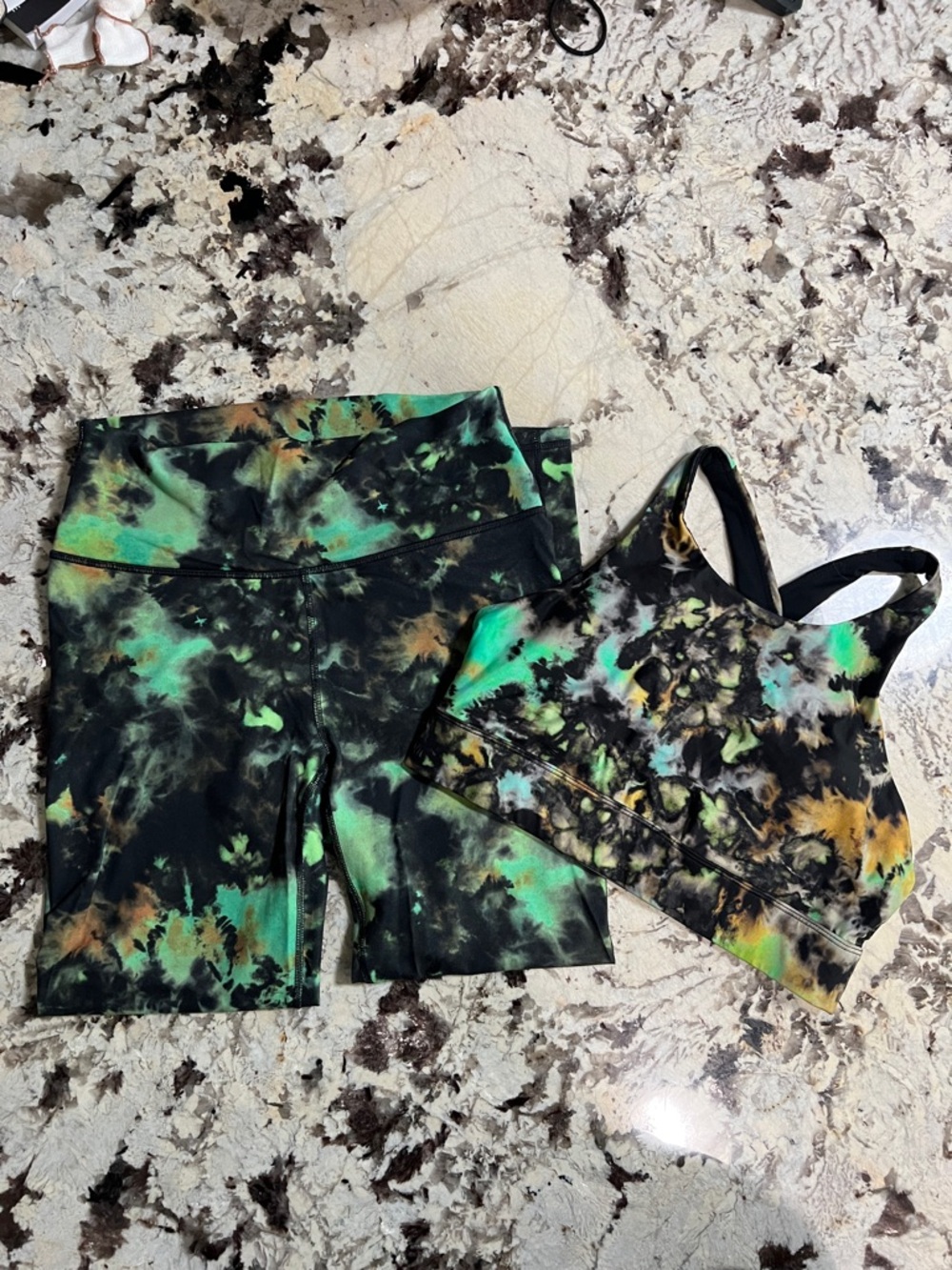 Women’s power hold leggings with matching bra top (2) pieces worn twice.